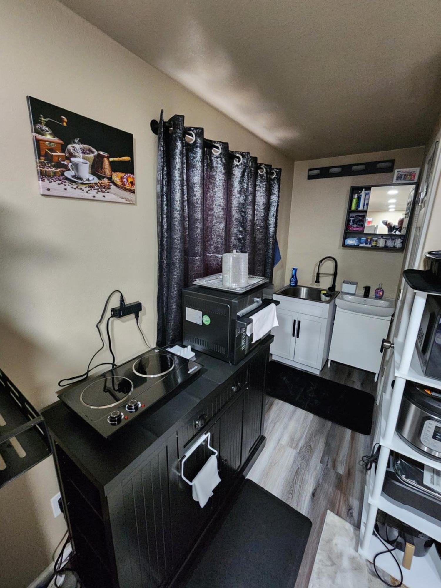 Entire Basement With Private Entrance Within Walking Distance From The Gaylord Pensjonat