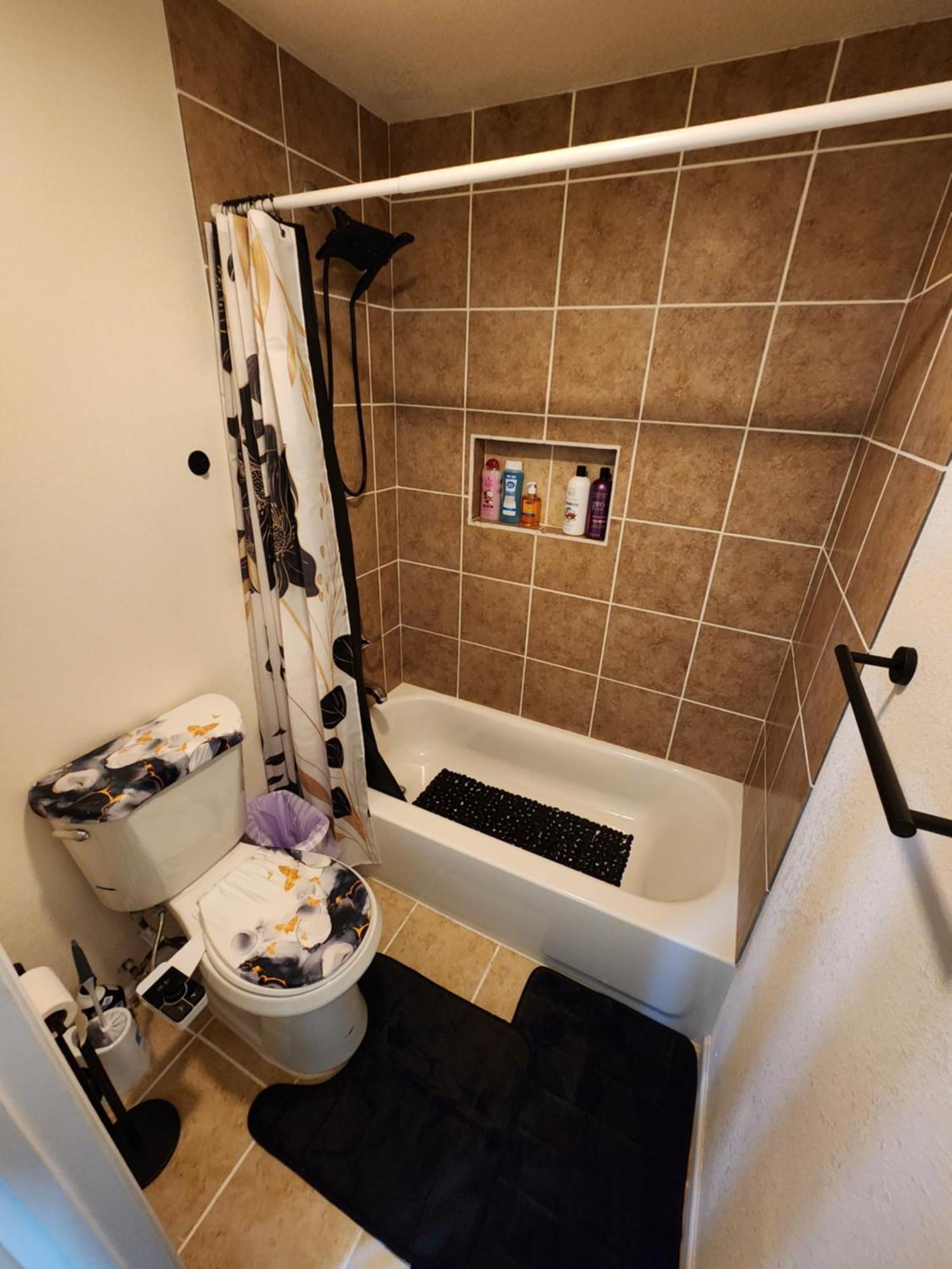 Entire Basement With Private Entrance Within Walking Distance From The Gaylord * Aurora