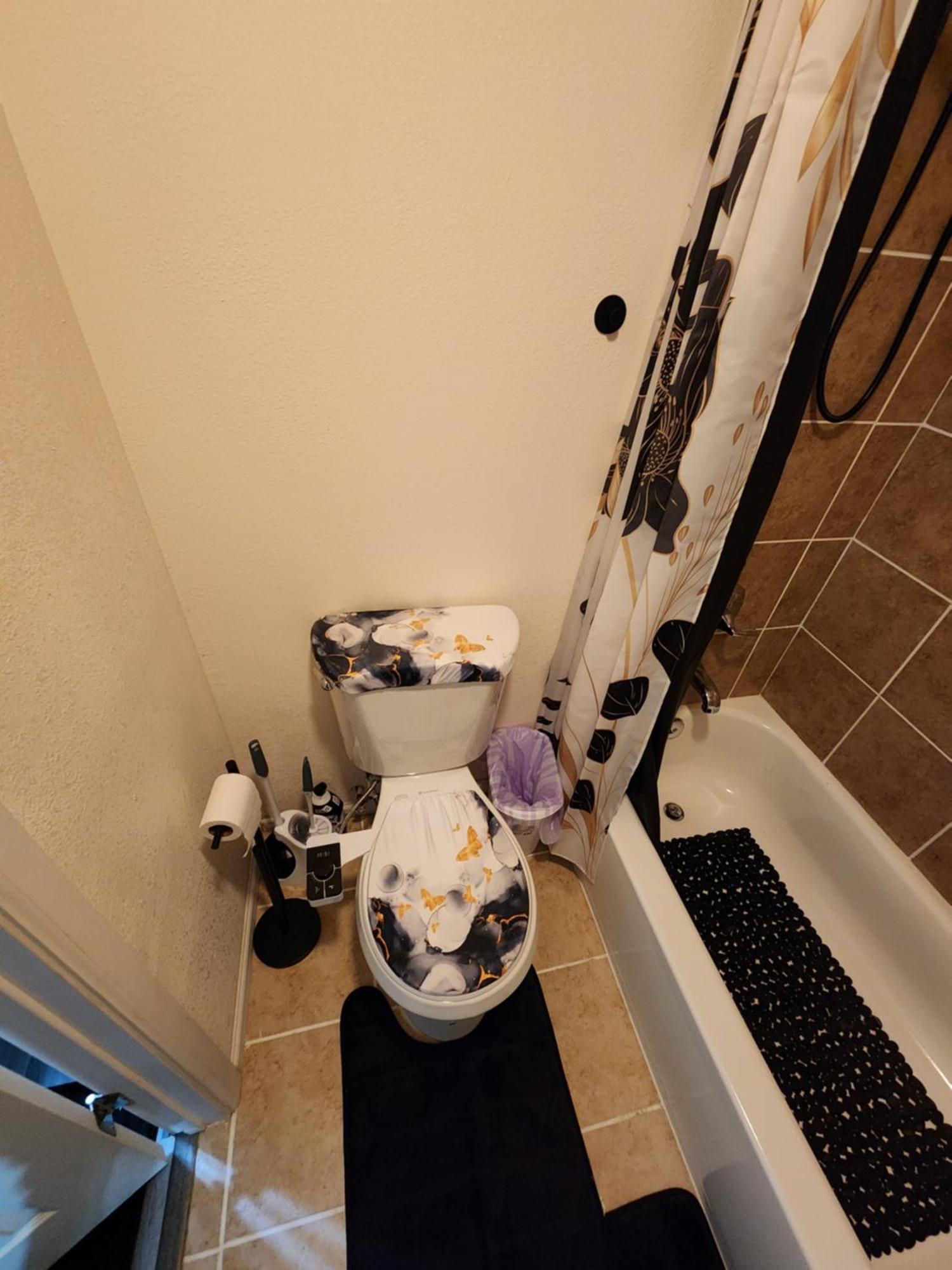 Entire Basement With Private Entrance Within Walking Distance From The Gaylord Pensjonat *