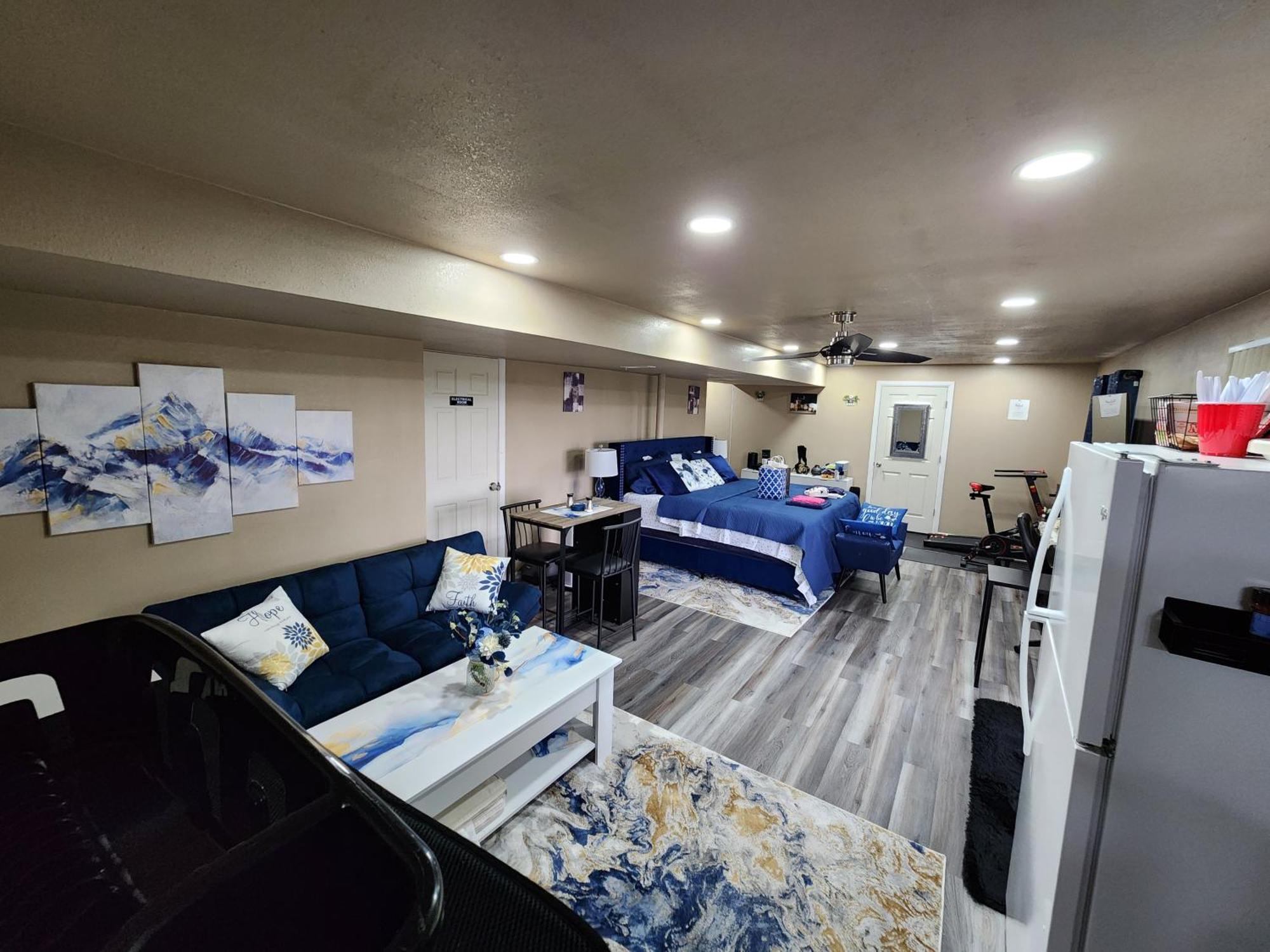 Entire Basement With Private Entrance Within Walking Distance From The Gaylord