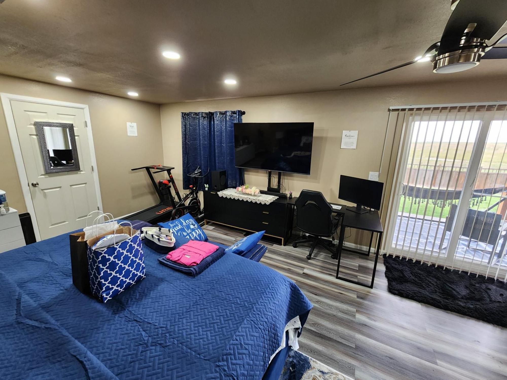 Entire Basement With Private Entrance Within Walking Distance From The Gaylord
